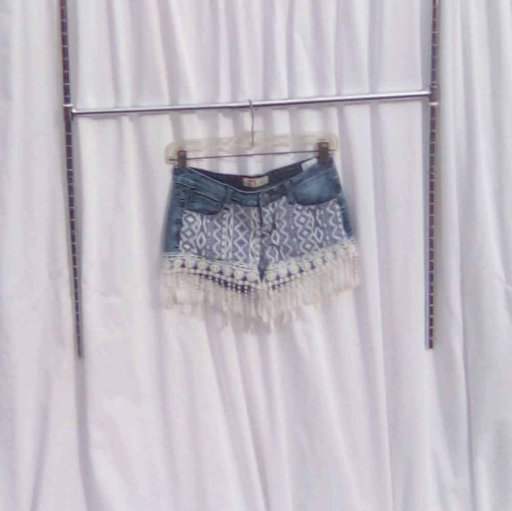 Women's "Lei" lace shorts